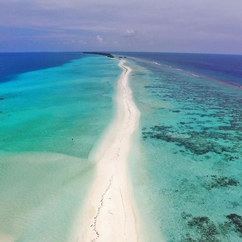 Песчаная коса. Остров Дигура Мальдивы. Dhigurah Мальдивы. Dhigurah Island Мальдивы. Песчаная коса Мальдивы.