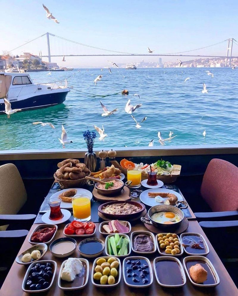 Завтрак в Стамбуле с видом на Босфор