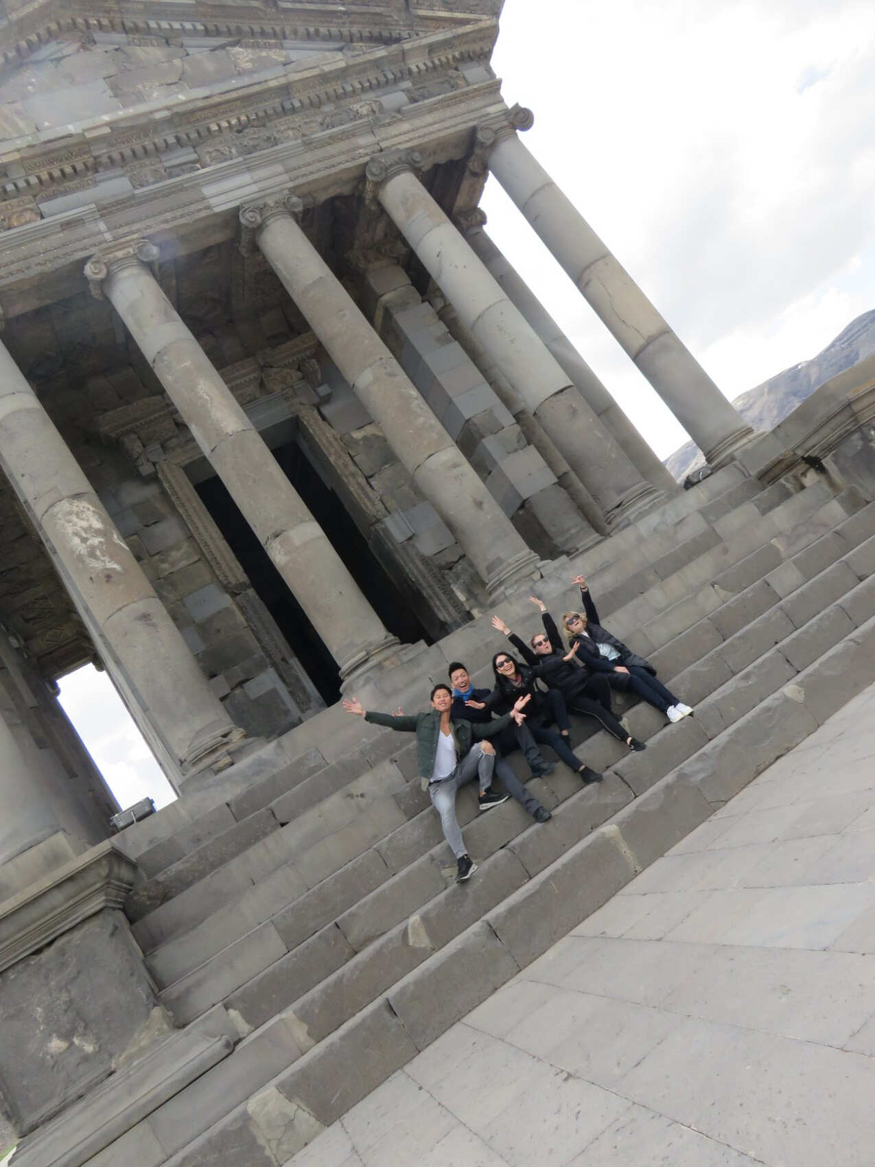 От языческого Гарни до скального монастыря Гегард. Выпечка лаваша (4/8)