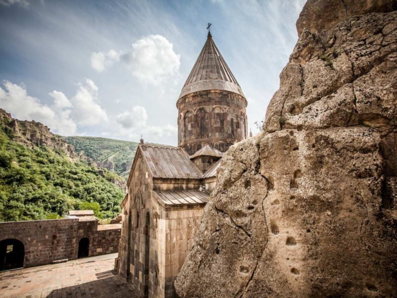 Индивидуальный тур: Храм Гарни, ущелье Симфония камней, монастырь Гегард, озеро Севан   (4/22)