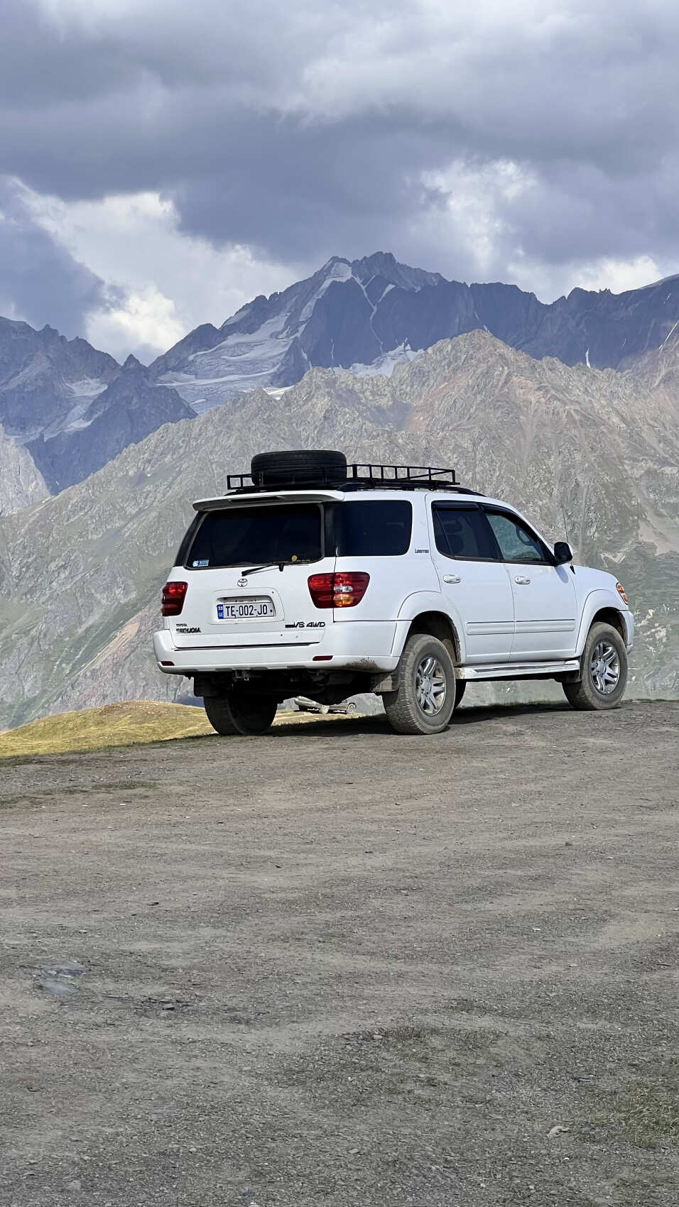 На джипах в Казбеги. Едем за головокружительными видами и к красивым водопадам! (10/13)