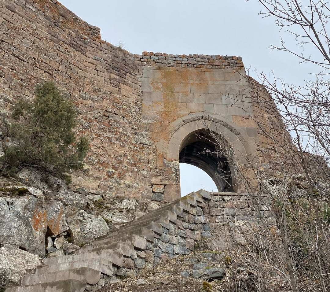 Поход к крепости Смбатаберд и монастырю Цахац Кар (4/10)