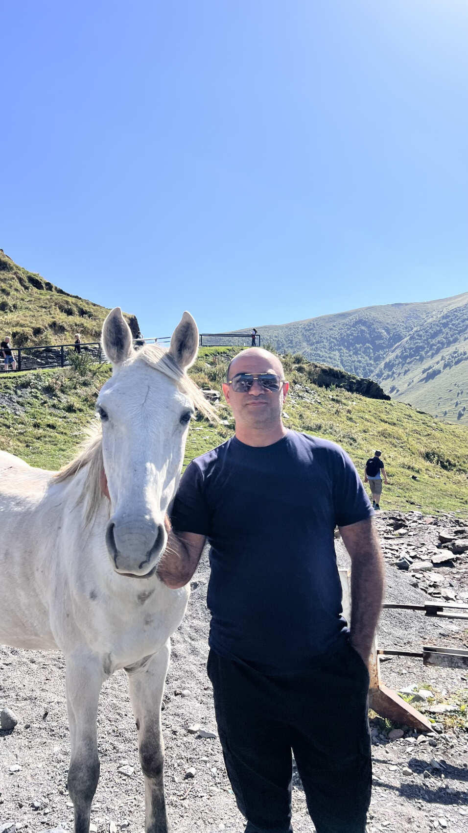 На джипах в Казбеги. Едем за головокружительными видами и к красивым водопадам! (4/13)