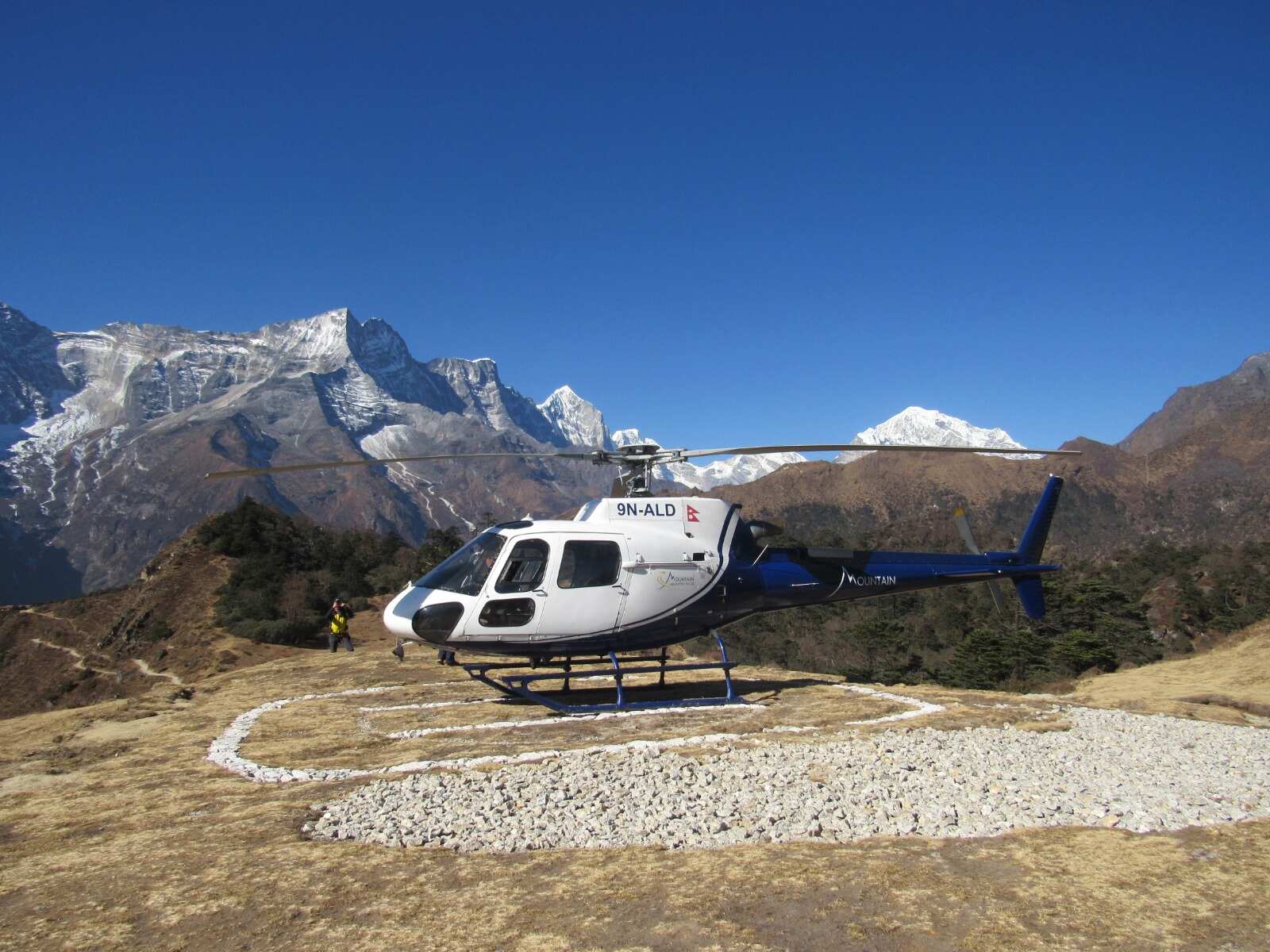 Fly To Everest Base Camp In Helicopter (4/7)