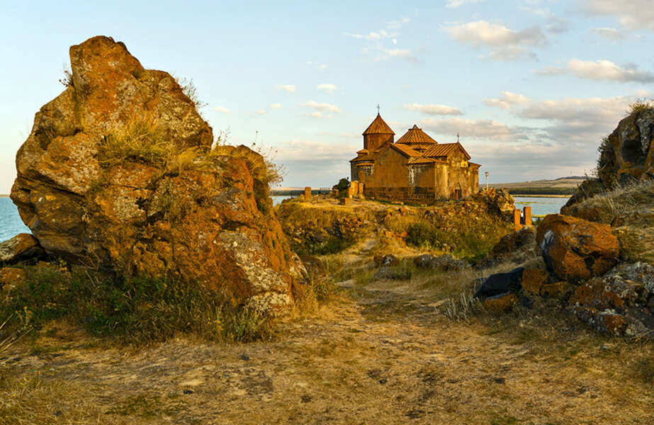 Экскурсия к озеру Севану и монастырям Агарцин и Гошаванк (5/18)