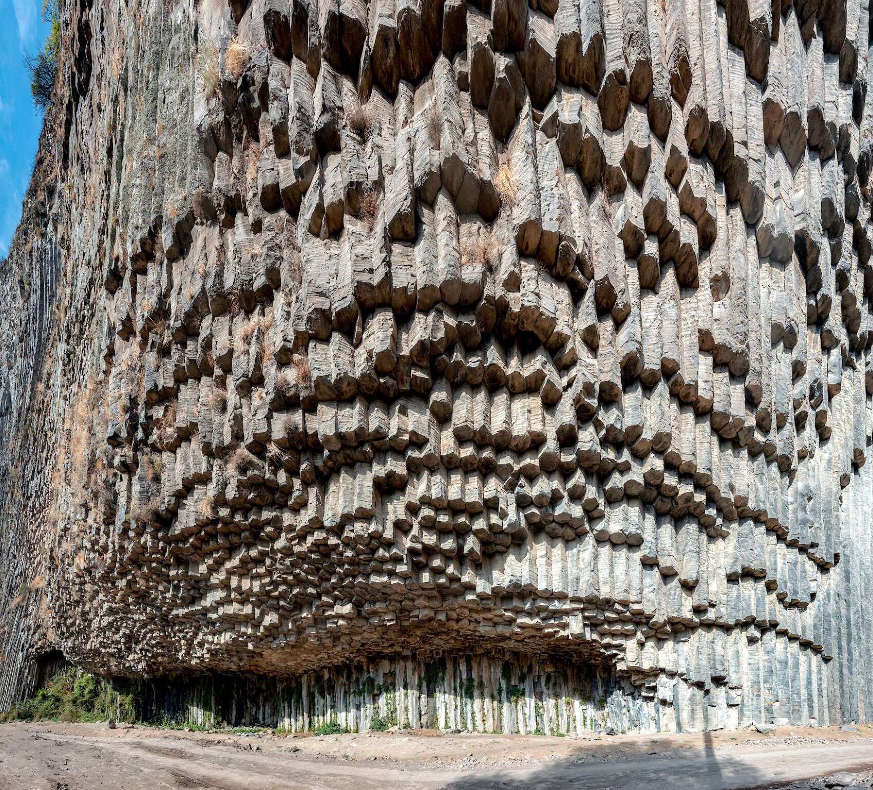 Индивидуальный тур: Храм Гарни, ущелье Симфония камней, монастырь Гегард, озеро Севан   (9/22)
