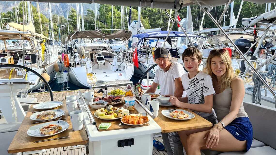 Морские тайны: увлекательные семейные приключения на яхте! (на Баварии из Финике) (3/44)