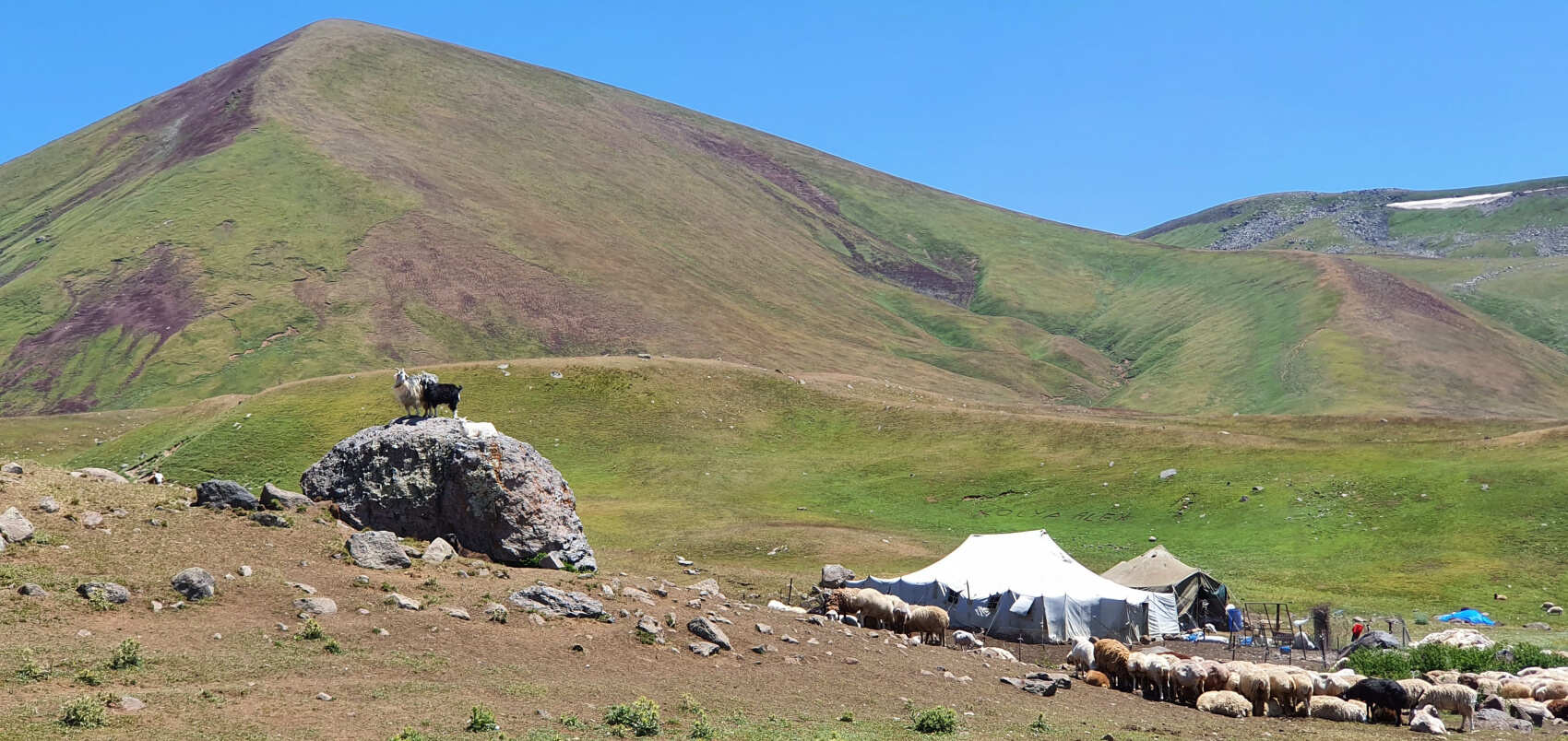 Огненные горы Гегамского  Хребта - джипинг и восхождение на вулкан Аждаак (3597м) (24/34)