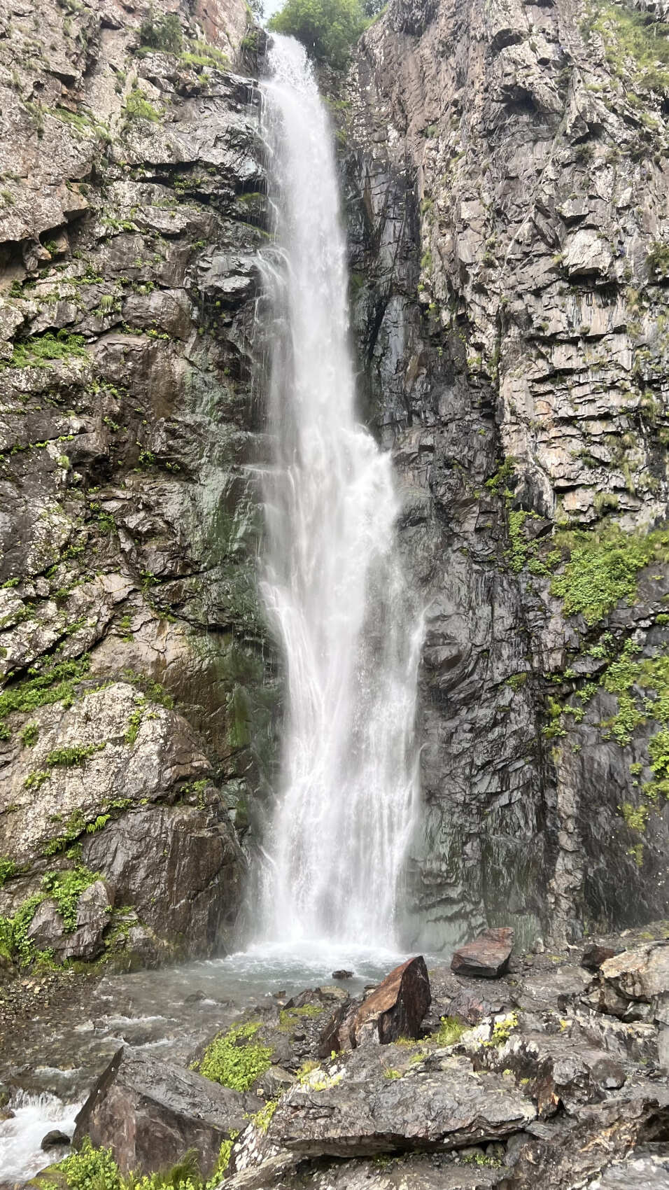 На джипах в Казбеги. Едем за головокружительными видами и к красивым водопадам! (12/13)