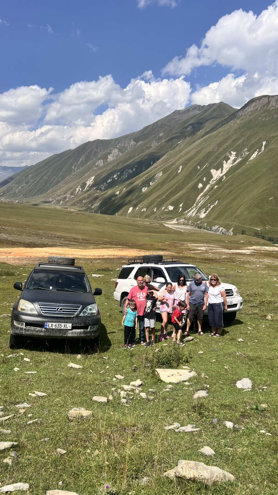 На джипах в Казбеги. Едем за головокружительными видами и к красивым водопадам! (7/13)
