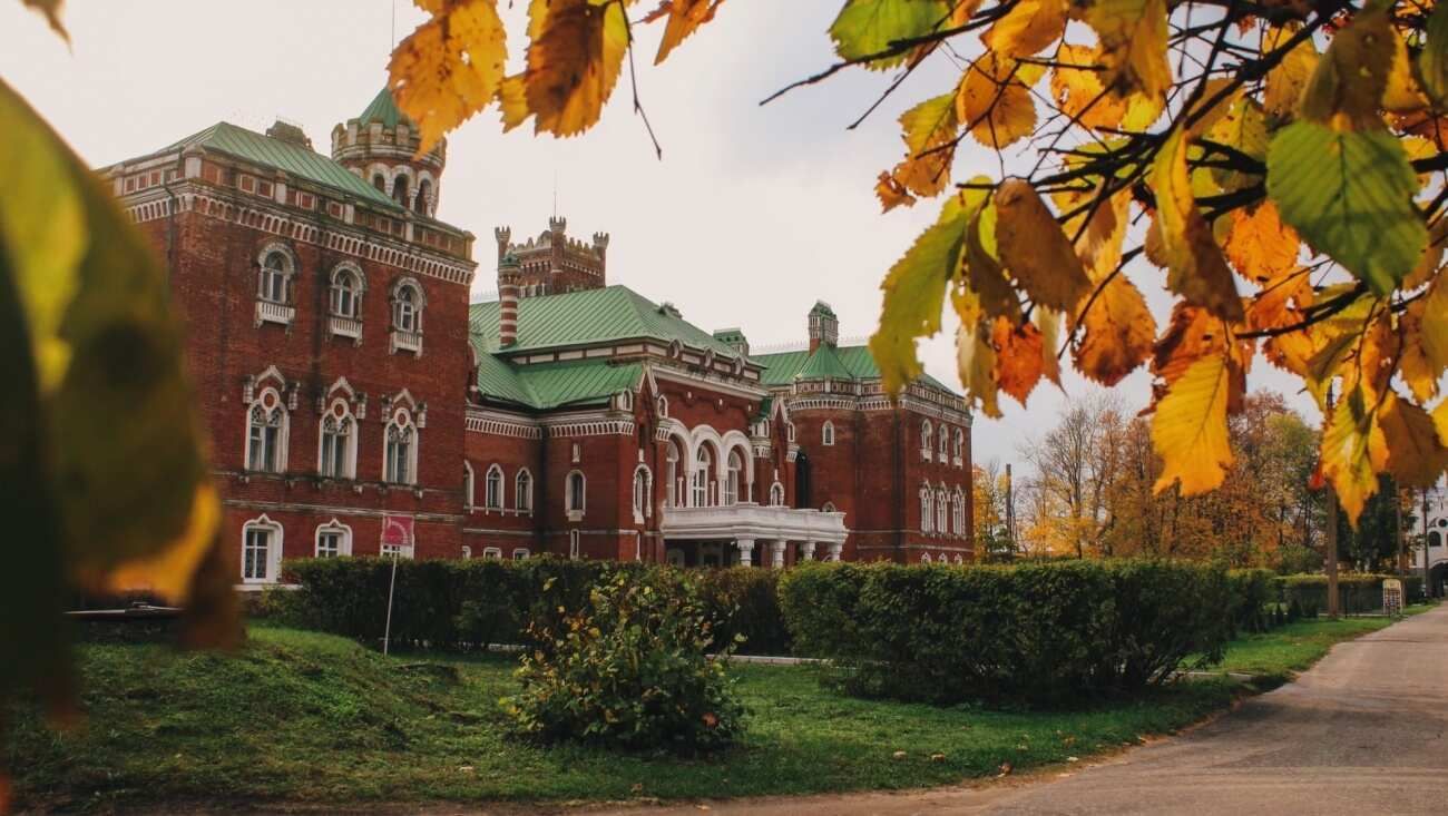 Замок Шереметева "Взгляд со стороны"