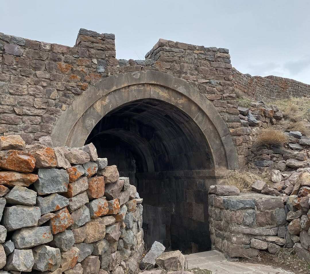 Поход к крепости Смбатаберд и монастырю Цахац Кар (3/10)