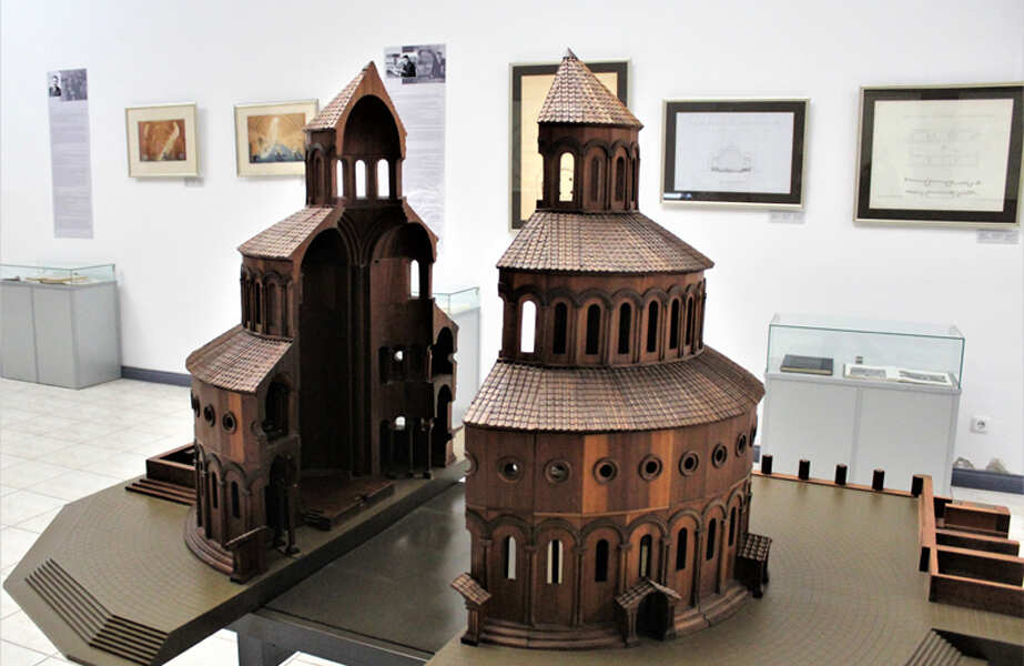 Экскурсия в Святой Эчмиадзин и храм Звартноц (17/18)