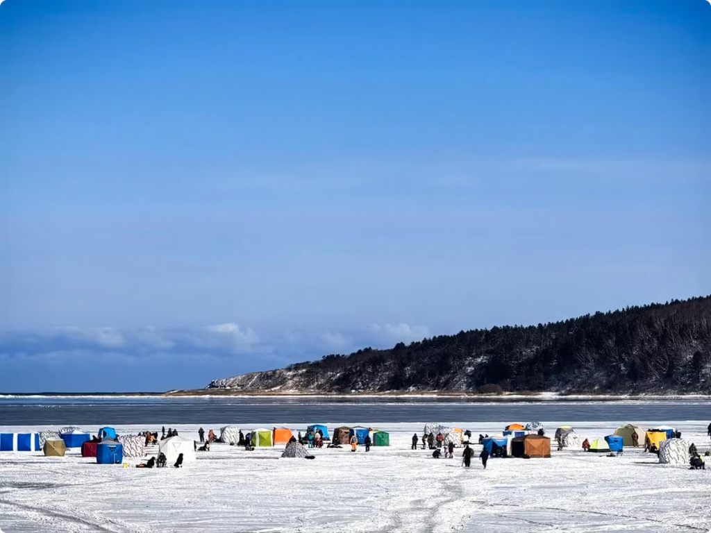 Палатки и люди на льду