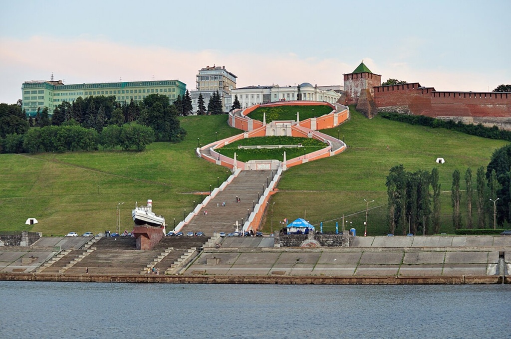 Река и здания