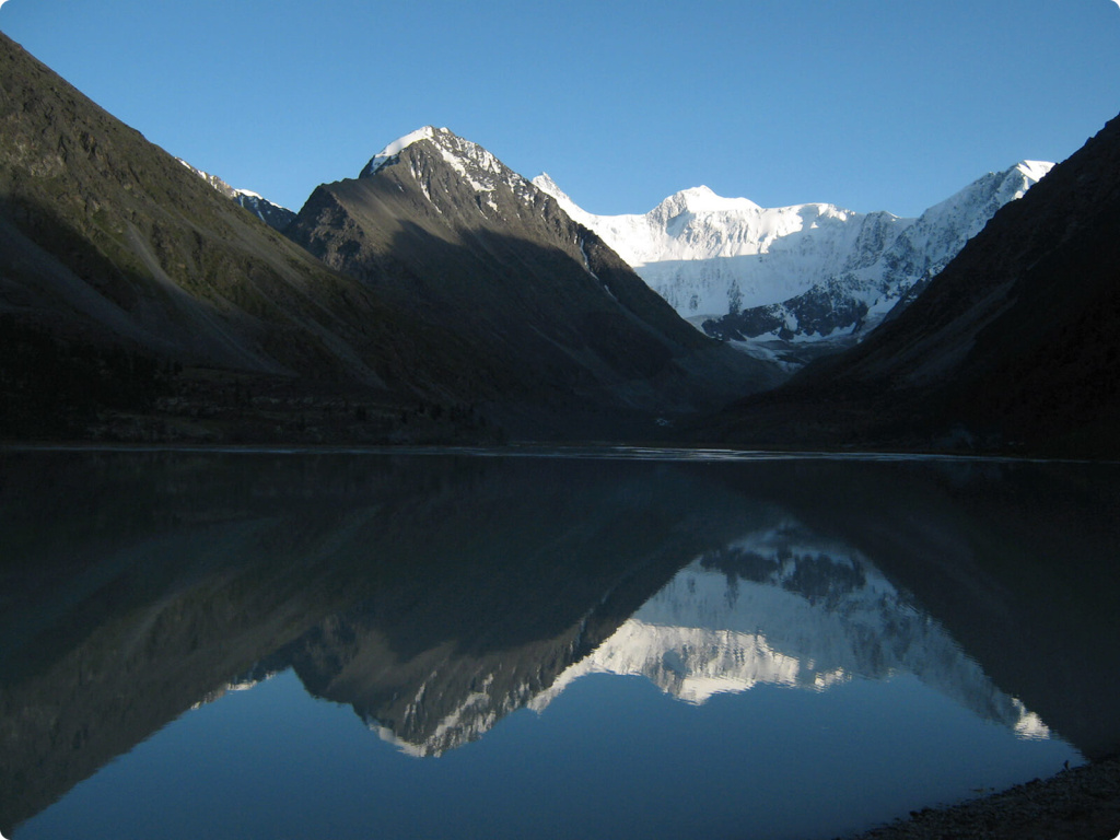 Горы и озеро