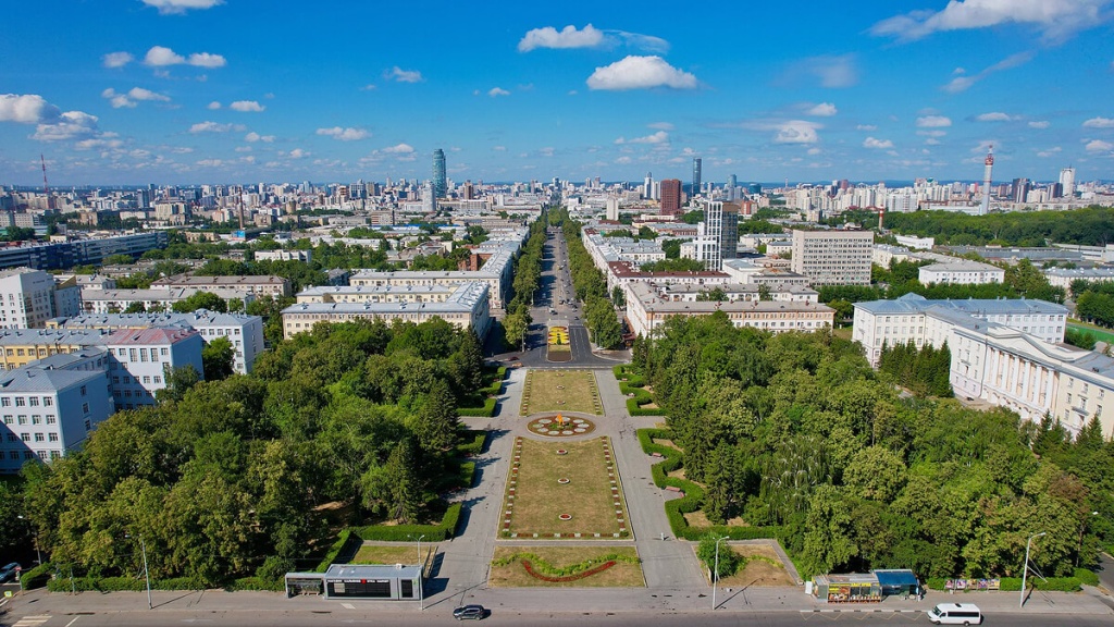 Здания и площадь