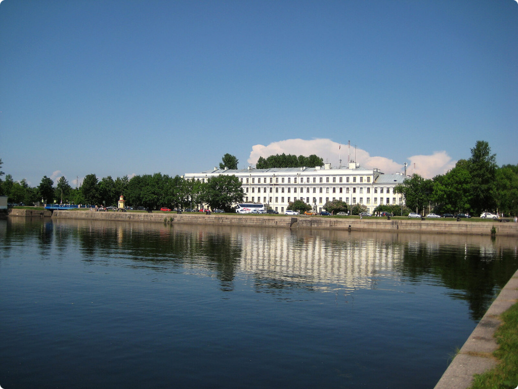 Здание и река