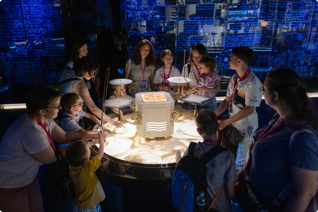 Экспонат и люди