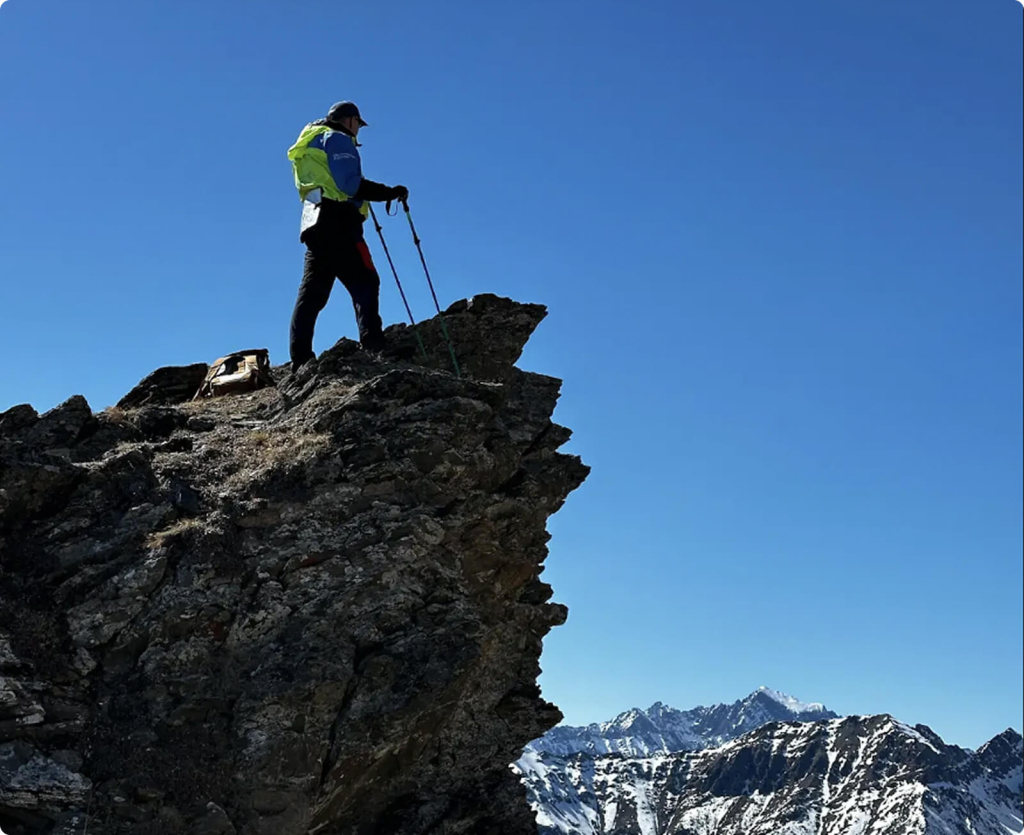 Мужчина на выступе скалы