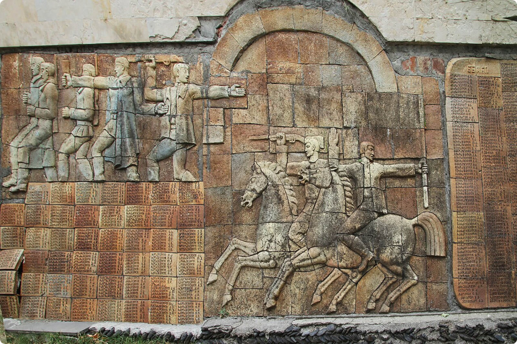 Солдаты на рельефной стене