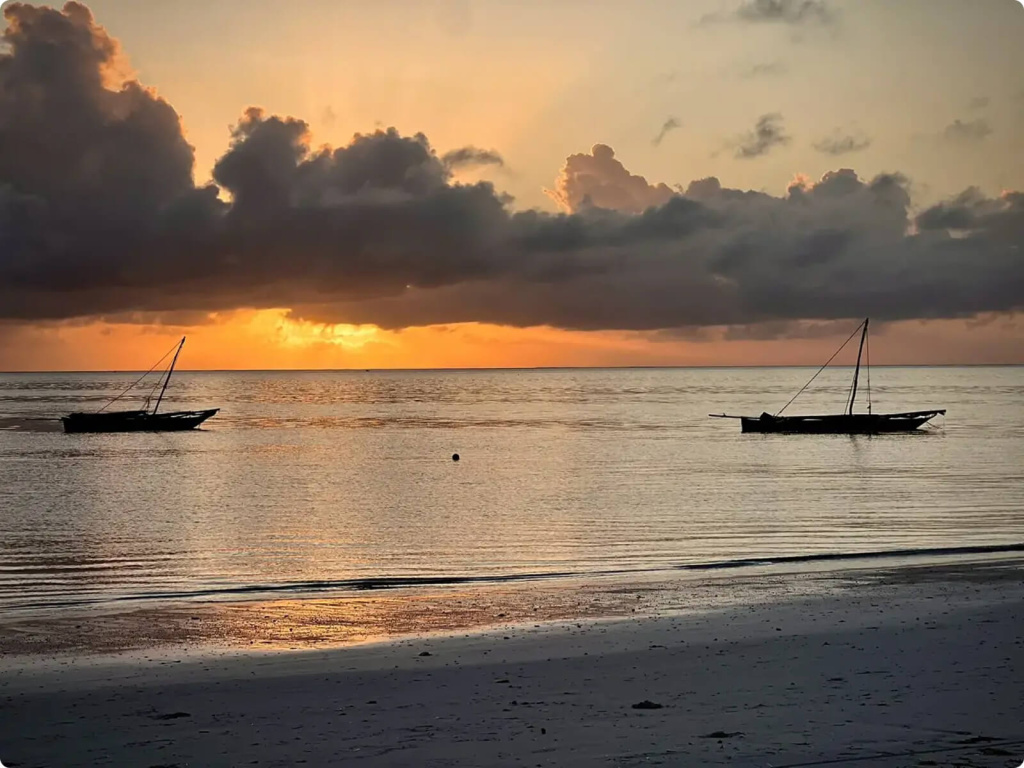 Пляж и лодки