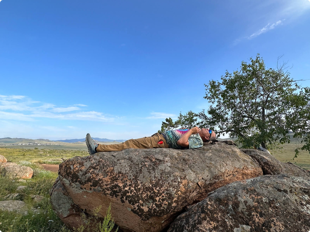 Мужчина лежит на каммне