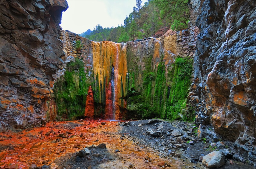 Разноцветный водопад