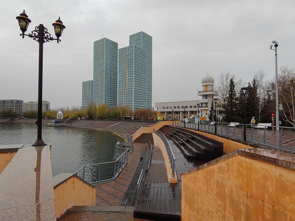 Здания и река