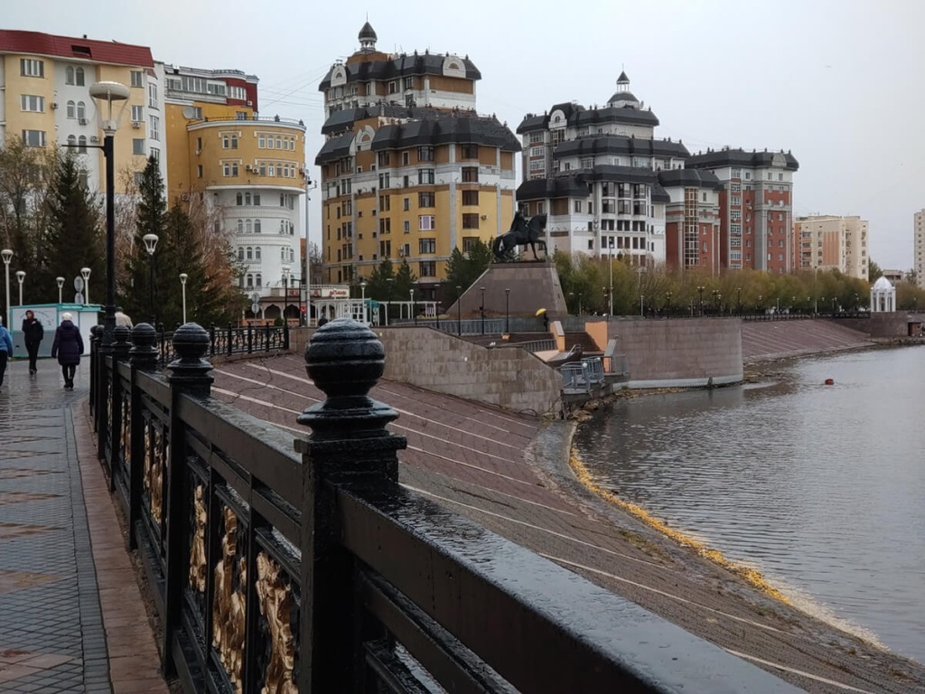 Река и здания