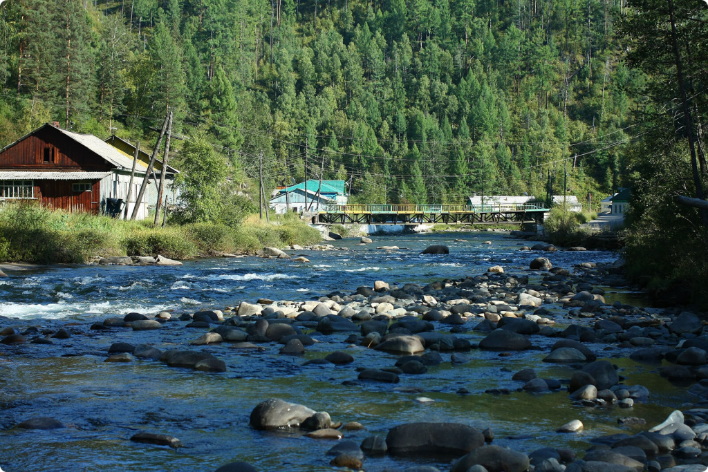 Река и дома