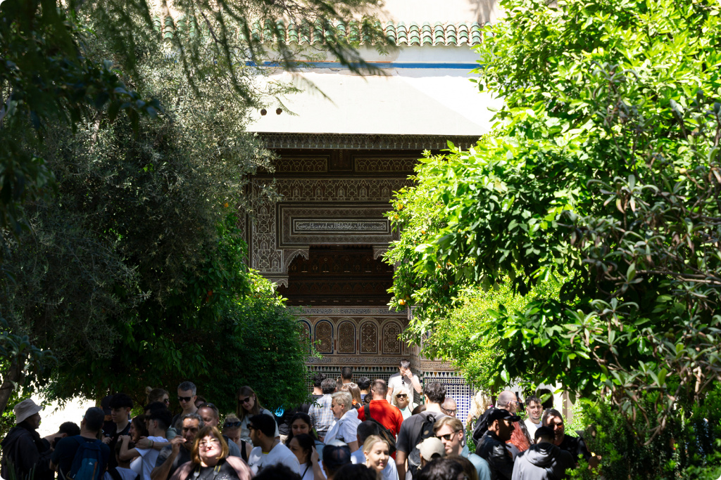 Люди и здание