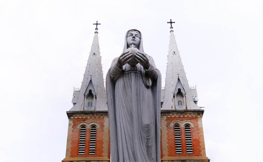 Собор и статуя