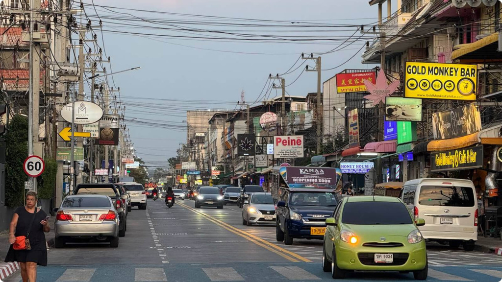 Улица, машины и дома