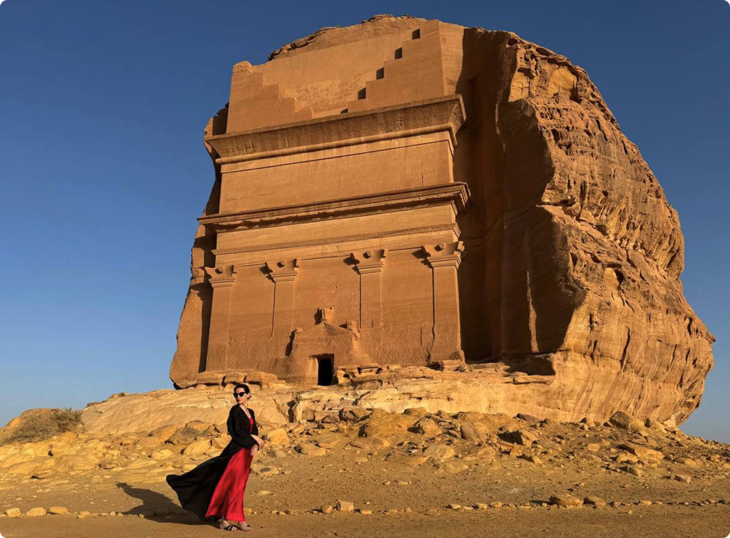 Здание в скале