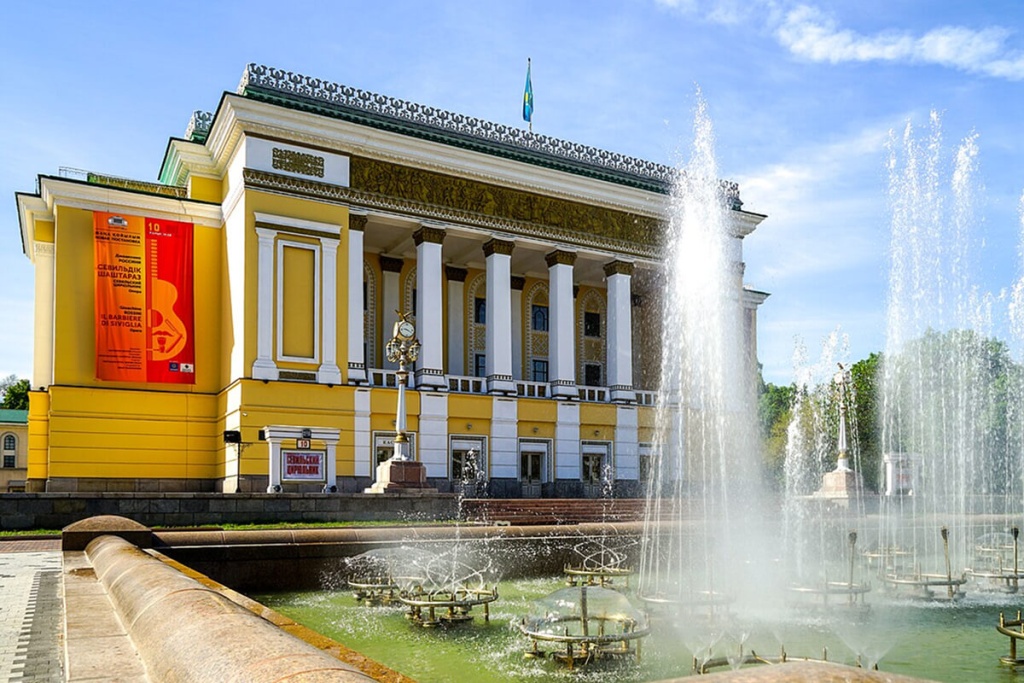Здание и фонтан