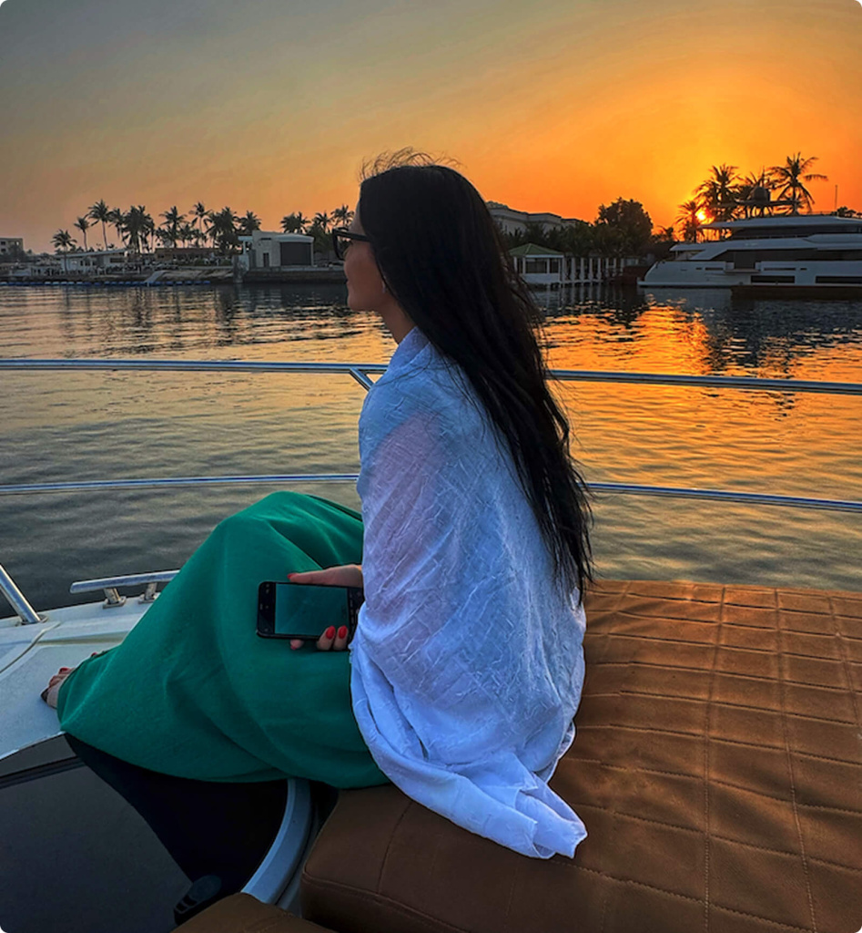 Девушка на яхте