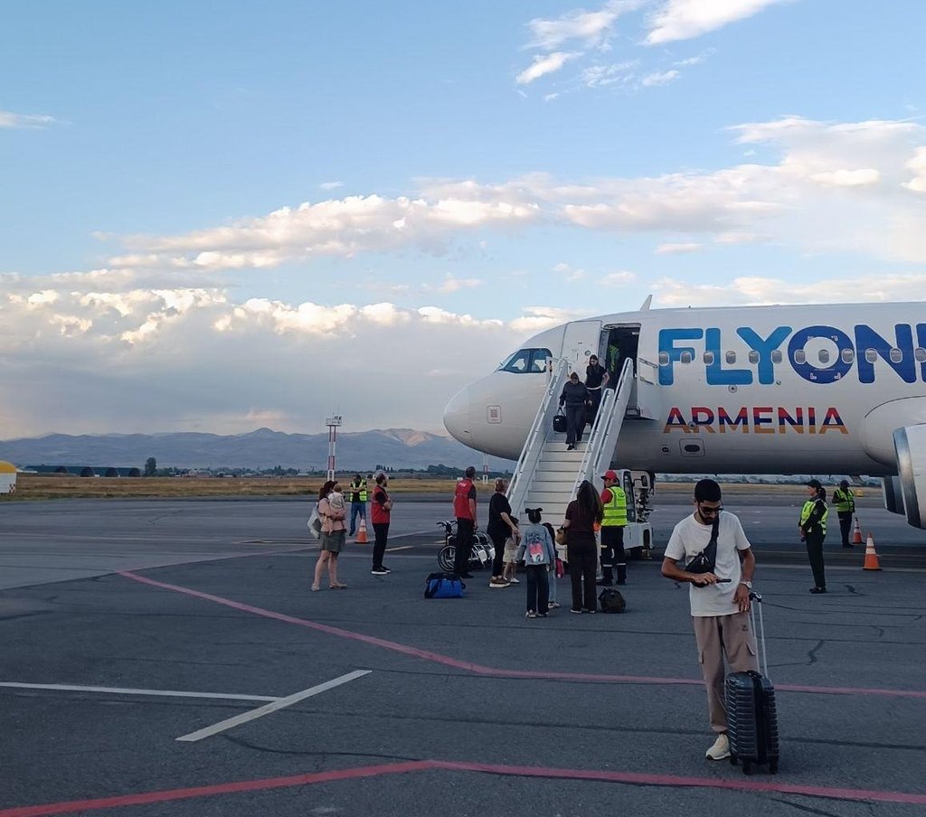 Самолёт FlyOne Armenia в аэропорту Гюмри