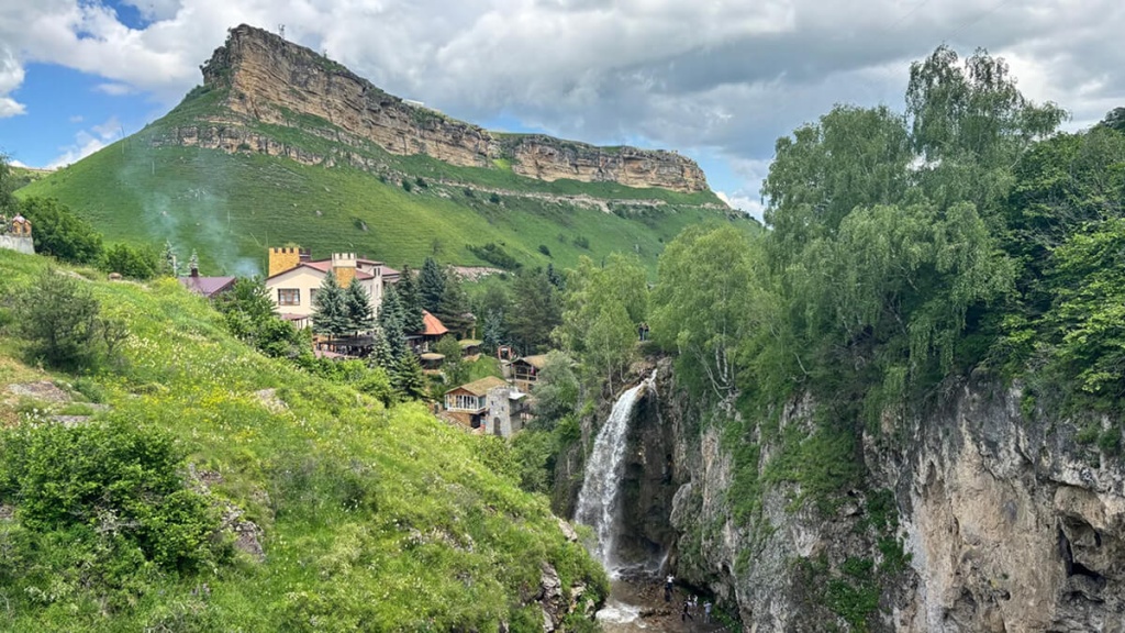 Гора и водопад