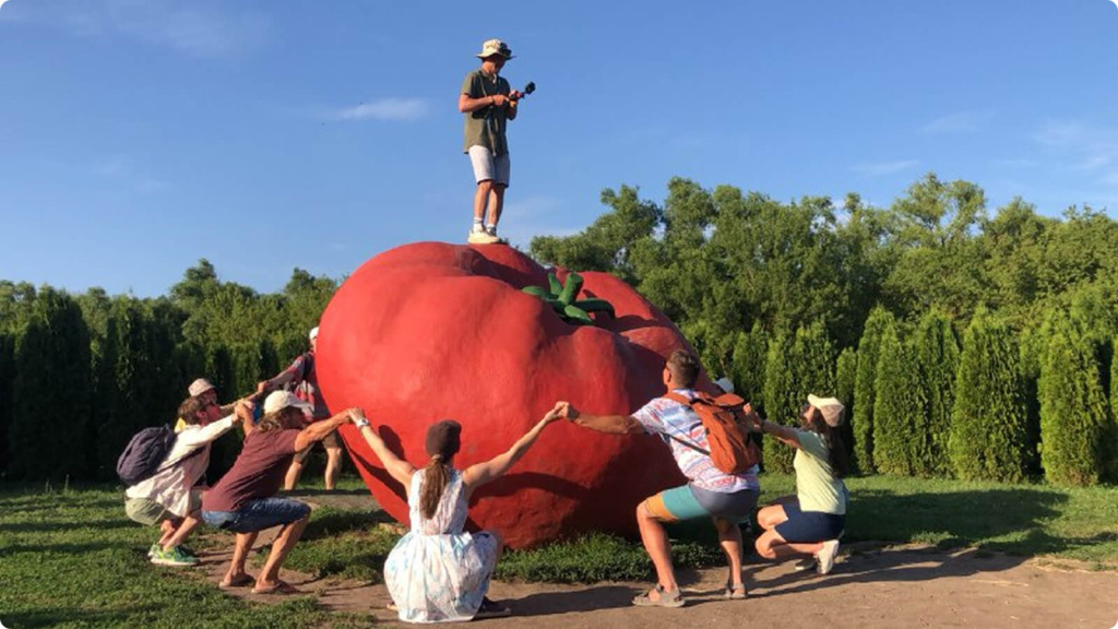 Статуя помидора