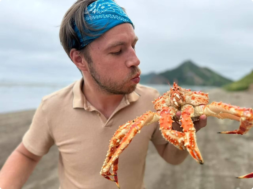 Мужчина и краб
