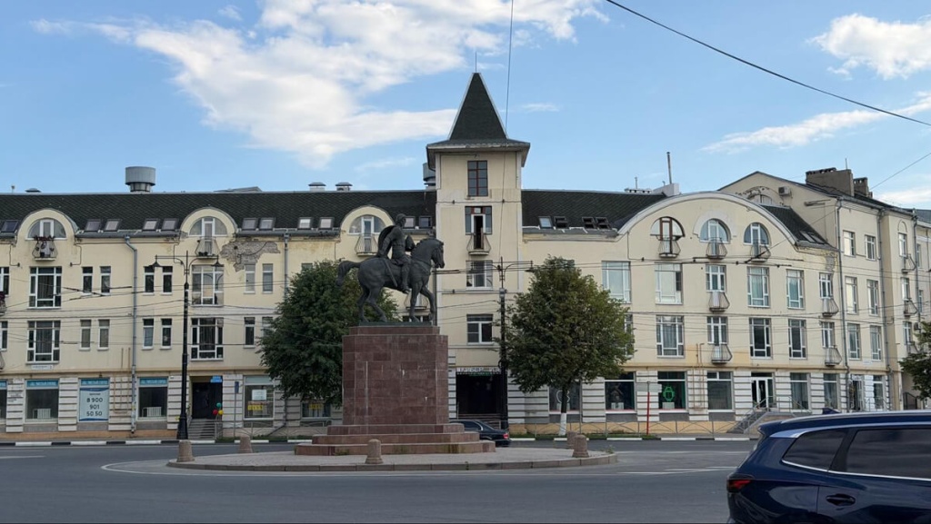 Здание и памятник