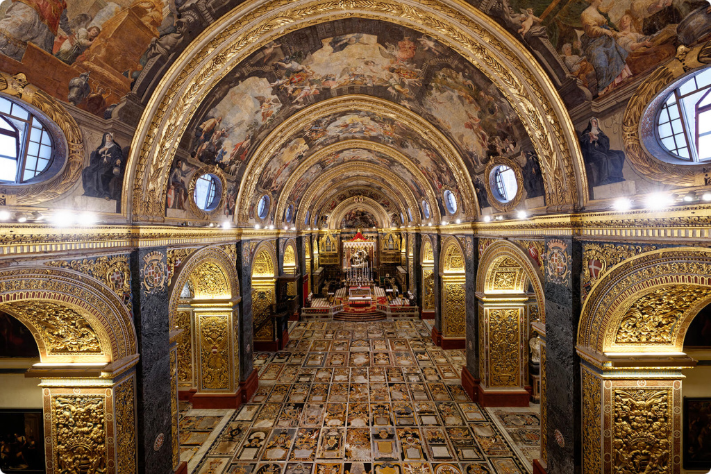 Комната уркашеная сусальным золотом