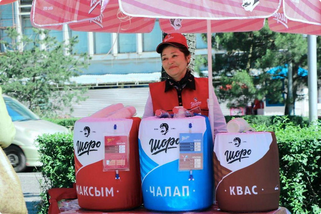 Женщина продает напитки