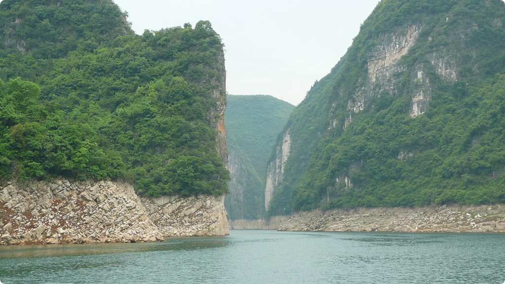 Горы и река