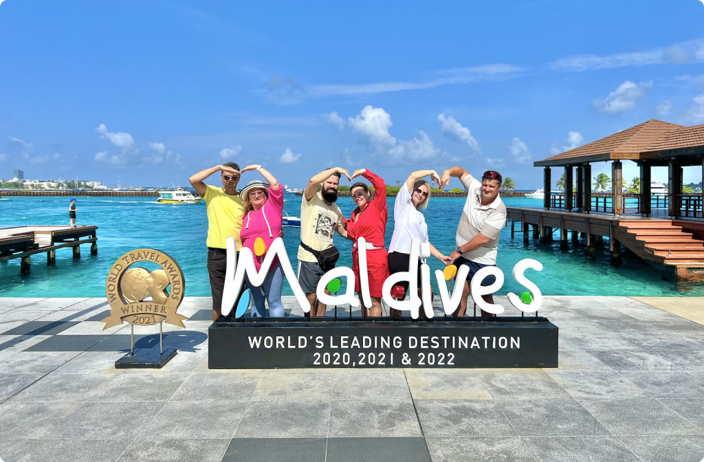 Люди у пирса