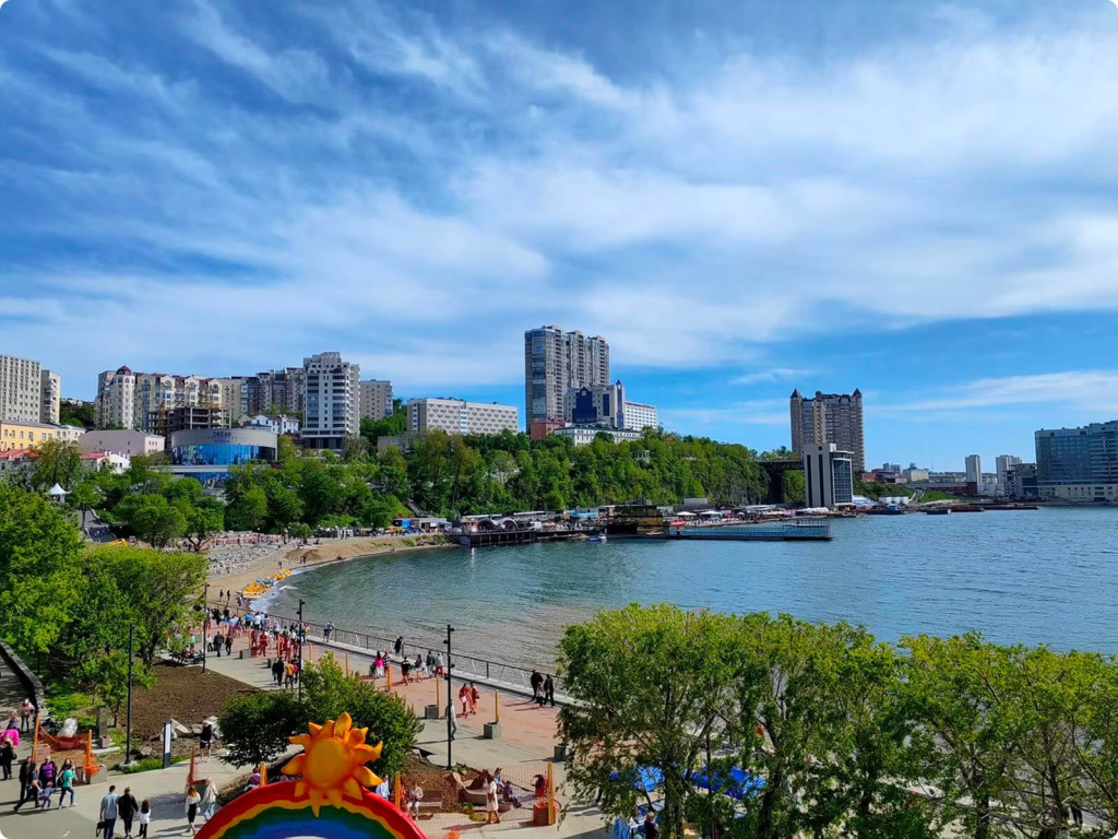 Пляж и здания