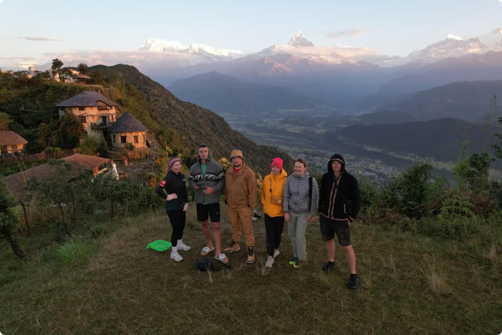 Люди, здания и горы