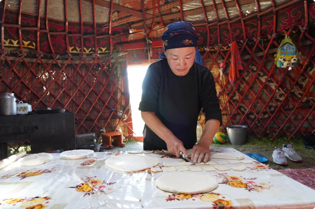 Женщина готовит разрезает тесто