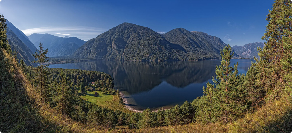 Озеро и горы